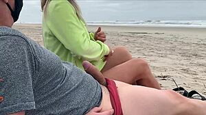 वाह! भीड़ के बीच पब्लिक एनल चुदाई जारी रही