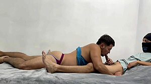 ayuda banda me est�n succionando mi culito por primera vez y la neta me est� gustando