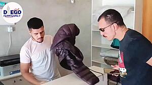 Dando para o cliente da lavanderia com fetiche