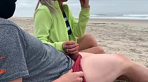 वाह! भीड़ के बीच पब्लिक एनल चुदाई जारी रही