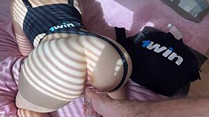 टाइट शेव्ड चूत 12 इंच के बड़े कॉक स्लीव को हैंडल करे