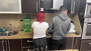 El amigo de mi marido me agarra el culo cuando estoy cocinando al lado de mi marido que no sabe que su amigo me trata como una puta ntr