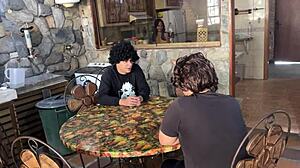 Cada Vez que el Amigo de mi Esposo Nos Visita me FOLLA en Todos Lados