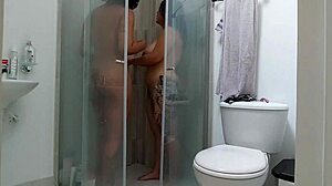 me follo con mi vecina morena en su ducha medellin colombia
