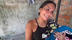 Mando a lavar una ropa con la vecino pero le propongo que me una mamada y sexo