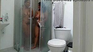 me follo con mi vecina morena en su ducha medellin colombia