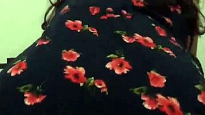 con la vecina en rico vestido de flores