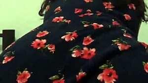 con la vecina en rico vestido de flores