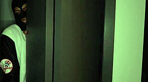 विश्वास नही मास्कधारी चोर मरियाना मार्टिक्स घर घुसा तो बड़े चूचे गिफ्ट मिले