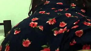 con la vecina en rico vestido de flores