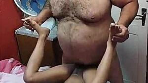 Tiuzao and novinha tarada, she’s obsessed with old daddy ass daily, oops