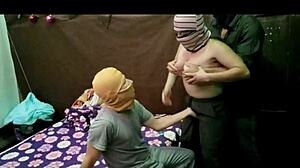 La maldición del trío casero se apodera del porno latino: mi novia invitó a su amigo de la universidad a beber refrescos y luego terminamos follando los tres en porno real casero.