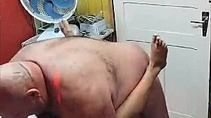 Tiuzao and novinha tarada, she’s obsessed with old daddy ass daily, oops