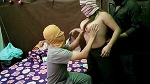 La maldición del trío casero se apodera del porno latino: mi novia invitó a su amigo de la universidad a beber refrescos y luego terminamos follando los tres en porno real casero.