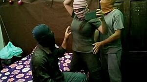 La maldición del trío casero se apodera del porno latino: mi novia invitó a su amigo de la universidad a beber refrescos y luego terminamos follando los tres en porno real casero.