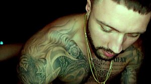 तीन मोटे लंड हर छेद ड्रिल करते डबल पेनेट्रेशन पेशाब के साथ?