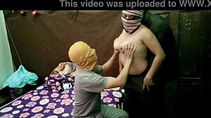 La maldición del trío casero se apodera del porno latino: mi novia invitó a su amigo de la universidad a beber refrescos y luego terminamos follando los tres en porno real casero.