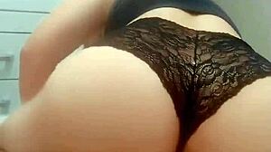 Enteada Percebe Que O Padrasto Está Filmando E Faz Surpresa