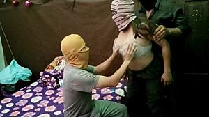 La maldición del trío casero se apodera del porno latino: mi novia invitó a su amigo de la universidad a beber refrescos y luego terminamos follando los tres en porno real casero.