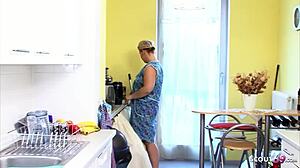 kurvige reife deutsche hausfrau lockt schüchternen handwerker zu intensivem hardcore sex