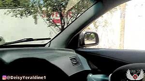 Suggestive Utendørs Ekshibisjonisme Showing Pupper And Rumpa To Strangers In Car