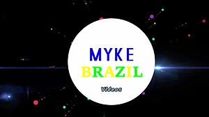 Fodendo no cinema com uma bucetinha latina faminta. Que delícia de grupo!