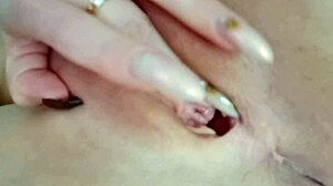 How does this big ass milf finger her creamy pussy so well?