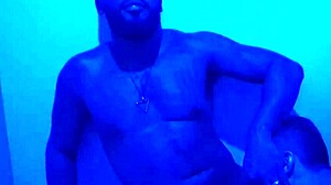 soldado dando gostoso pro negao na sauna