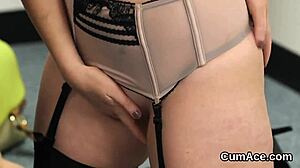 i'm a wacky stunner getting jizz load on my face, sucking all the spunk in blowbang.