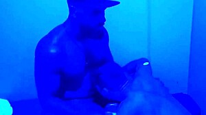 soldado dando gostoso pro negao na sauna