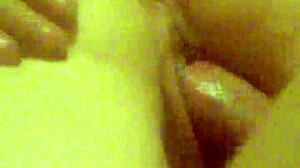 अरे देख, जोरदार चुदाई के बाद बीवी की गीली चूत में भारी कम पंप कर रहा!