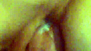 अरे देख, जोरदार चुदाई के बाद बीवी की गीली चूत में भारी कम पंप कर रहा!