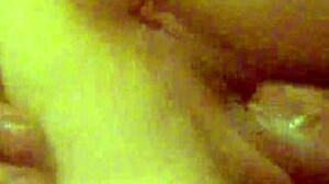 अरे देख, जोरदार चुदाई के बाद बीवी की गीली चूत में भारी कम पंप कर रहा!