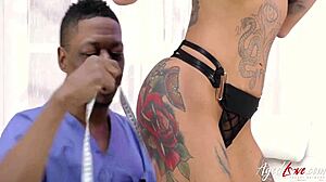 हाय, एज्डलव में बीबीसी डॉक्टर ने बस्टी औरत की जांच की