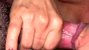 soquei meu pau grande na buceta da mulher do meu amigo ate gozar muito em cima dela