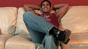 मैंने ये हॉट गे लड़का स्ट्रिप कर जोरदार हिलाते देखा