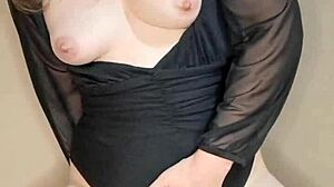 El Mejor Orgasmo de Una Mujer Se Logra Usando la Mano Dedos y Un Enorme Consolador