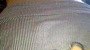 Solita por el culo le duele y encanta