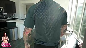 रफ चीखें थूक के साथ आंशिक वीडियो बेरोजगारी जैसा स्वाद