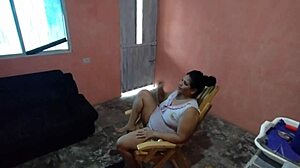 मोटी पड़ोसन चूत चाटकर जोरदार चोदती मुझे