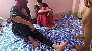 सेक्सी स्टीपसिस्टर्स थ्रीसम सेक्स में स्टीपब्रदर को शेयर करती हैं हिंदी टॉकिंग के साथ