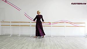 Wow! Anna Sigarga shows insane gymnastics in blonde teen workout!