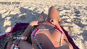 I masturbated on the beach and the naughty vendor saw it all 😏