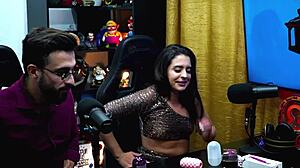 पॉडकास्ट में चुदाई! लंड निकालकर टॉय से हिलाया हावेना सेप रेड शीयर में