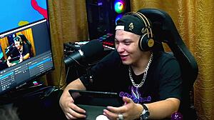 पॉडकास्ट में चुदाई! लंड निकालकर टॉय से हिलाया हावेना सेप रेड शीयर में