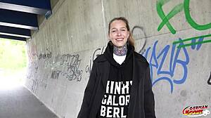 नीली आंखें