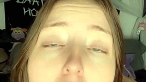 मुझे डिल्डो चूसना और चूत से खेलना पसंद है