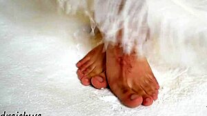 Imagine the huge feet fetish on this sexy gay man