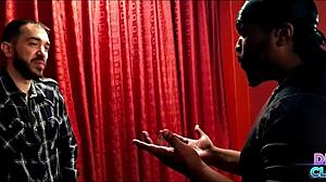 बेचारा पति लालची मकान मालिक से कुकॉल्ड बनता है