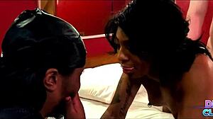 बेचारा पति लालची मकान मालिक से कुकॉल्ड बनता है